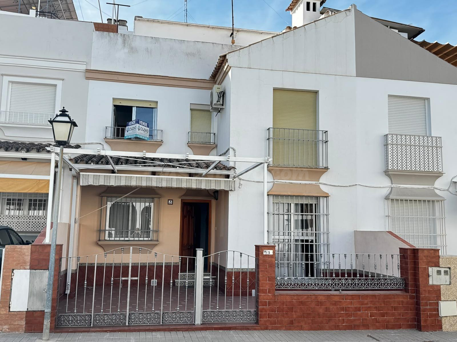 Excepcional Casa con Porche y Patio en Zona Alameda!