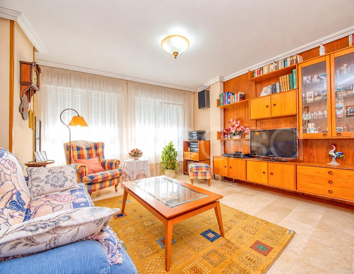 Piso en venta de 4 dormitorios y 2 baños completos con garaje Junto al Mercado Central de Alicante