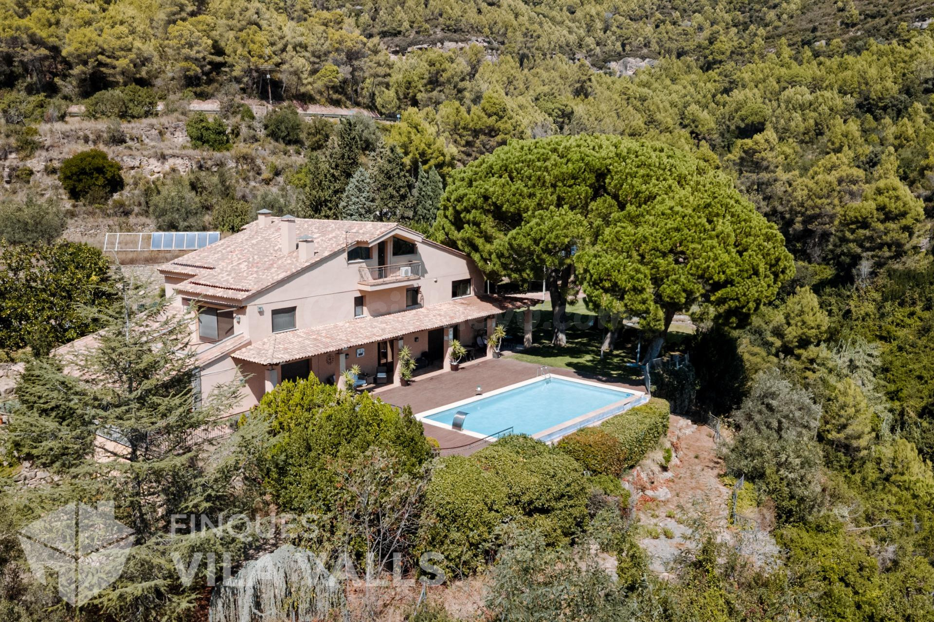 Villa de lujo con piscinas y finca de 6 ha en Sant Feliu de 