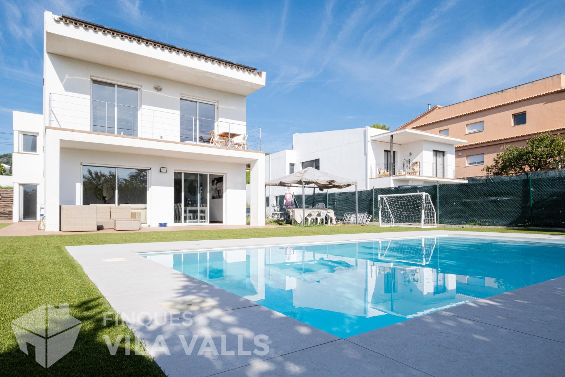 Chalet con piscina y 6 habitaciones en Can Regasol