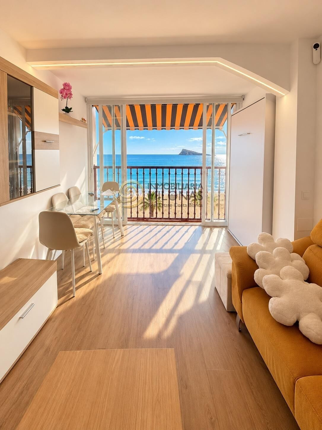 EXCLUSIVO ESTUDIO TOTALMENTE REFORMADO EN PRIMERA LÍNEA DE PLAYA LEVANTE – BENIDORM