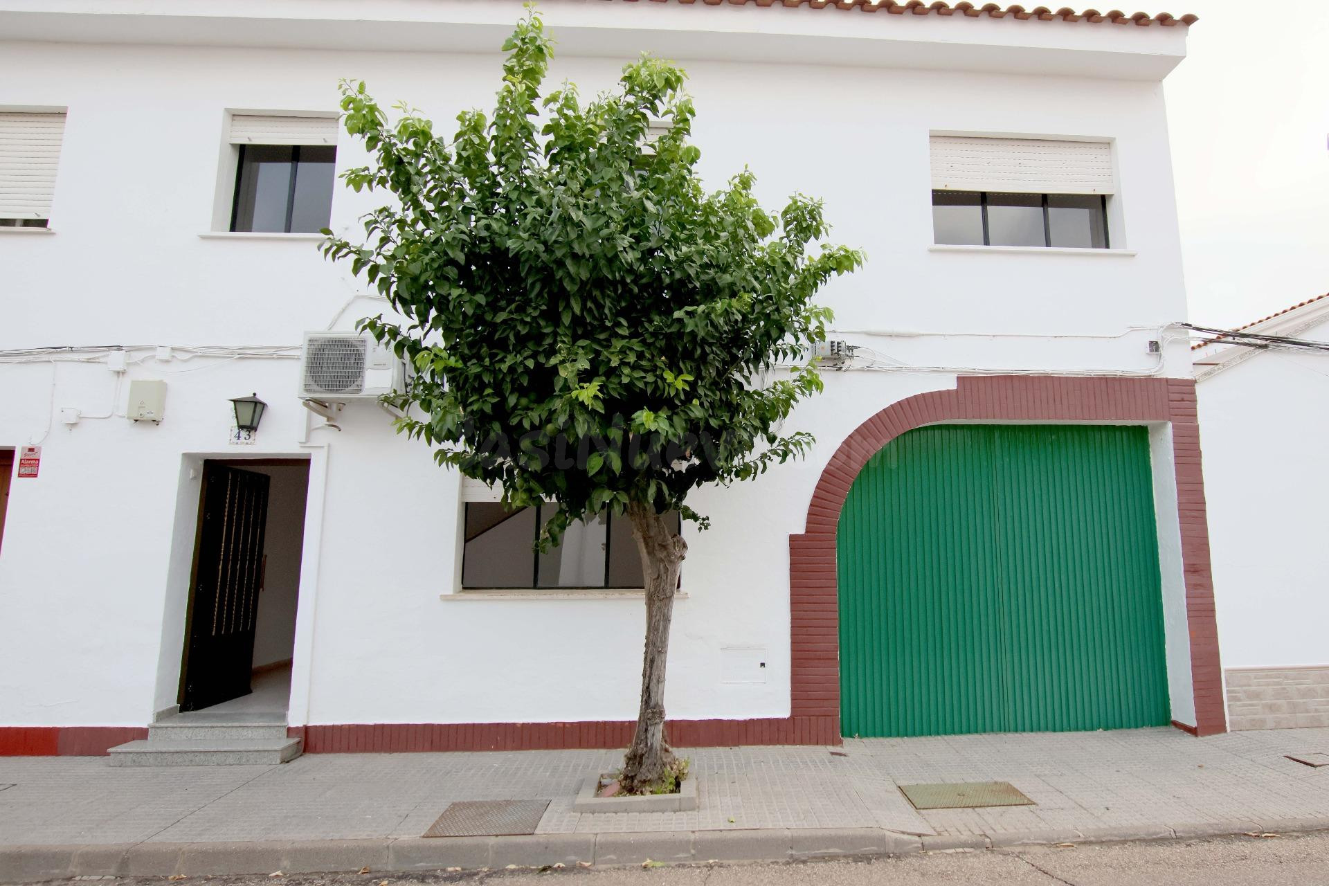 CASA CON COCHERA EN VALDELACALZADA