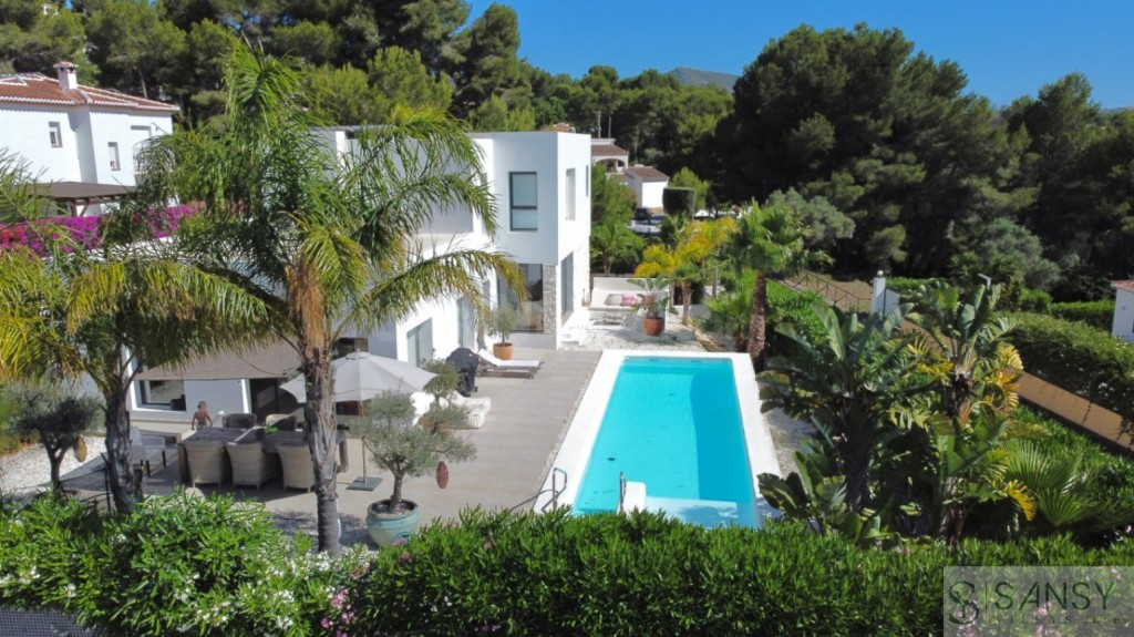 Chalet con piscina y vistas al Montgó en Jávea - Venta urgente