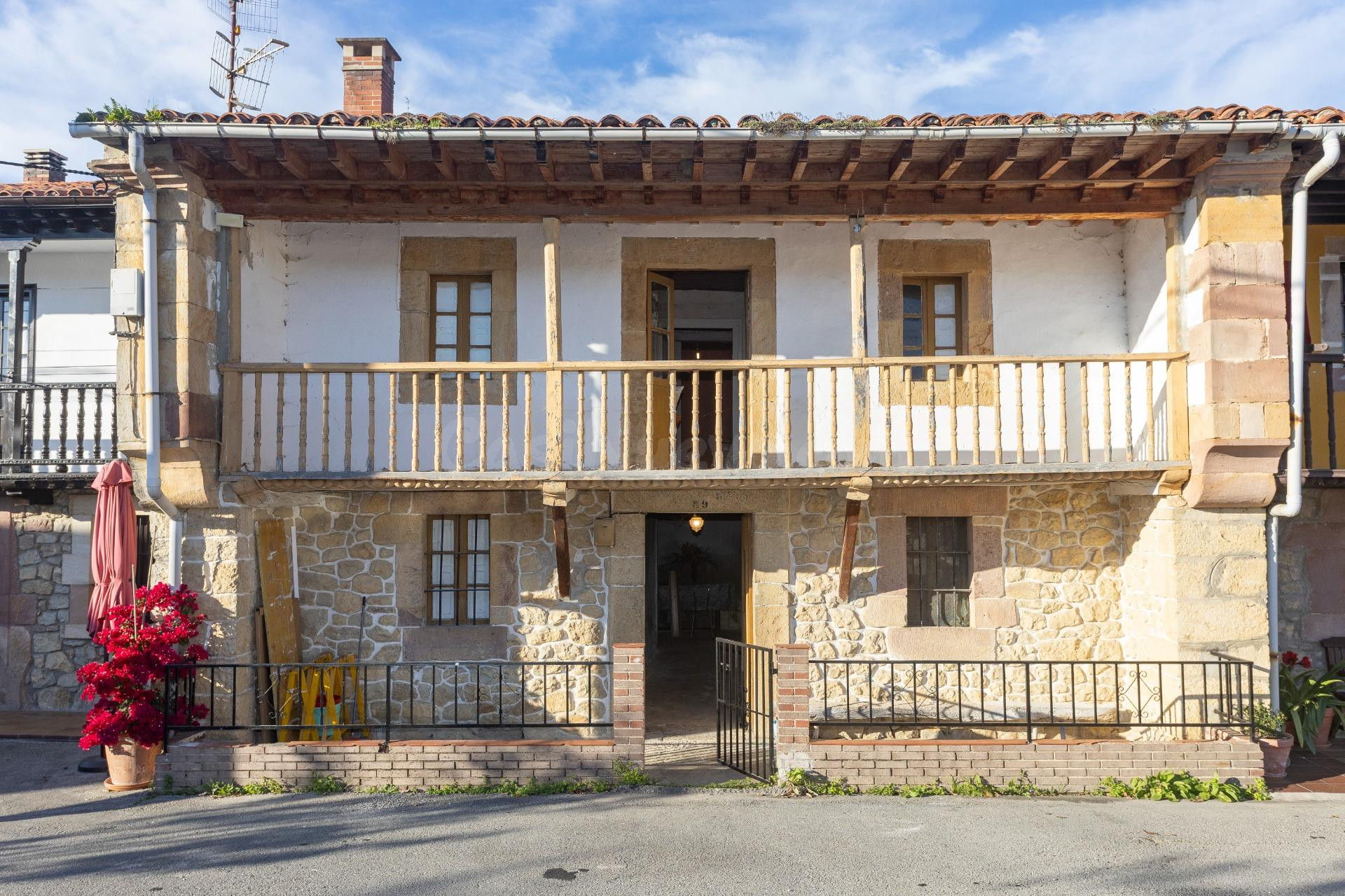 CASONA MONTAÑESA Y CUADRA DE PIEDRA