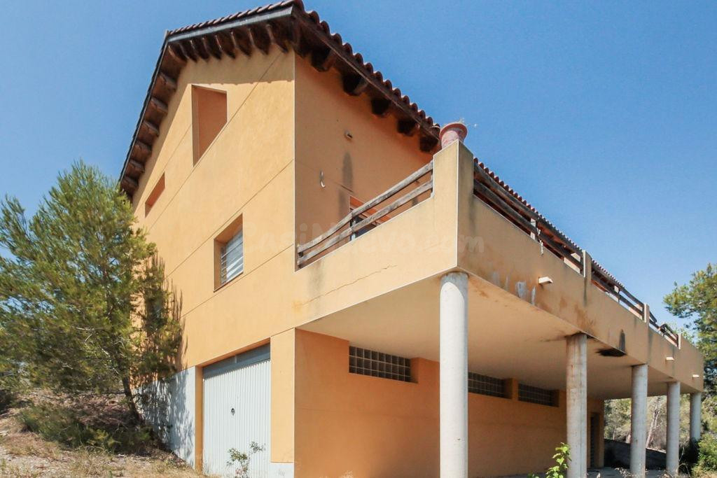 Casa independiente para reformar con vistas a la montaña en 