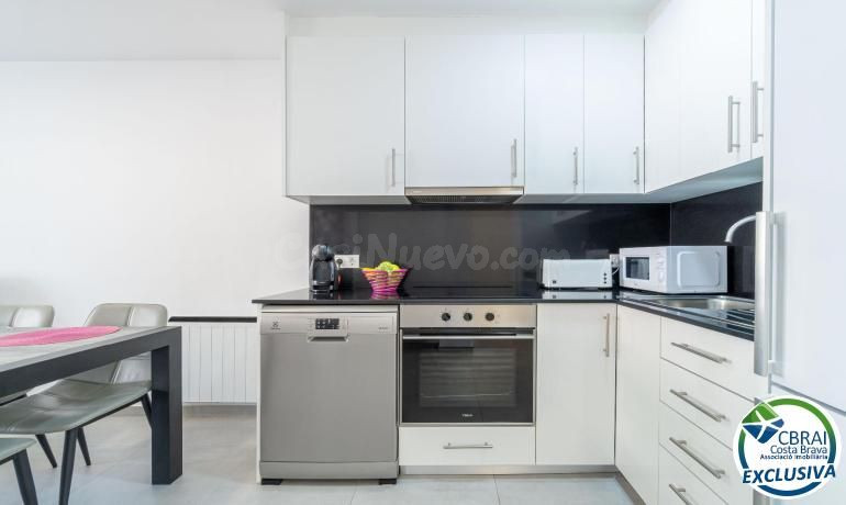 GRAN RESERVA Magnífico apartamento reformado con licencia turística, cerca de la playa y con piscinas y jardines comun - foto 2