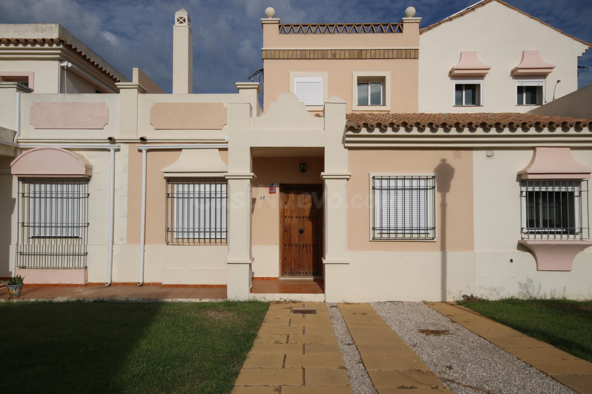 Chalet pareado en Urb. Vista Hermosa con piscina y pádel – Cerca de Isla Canela y Portugal