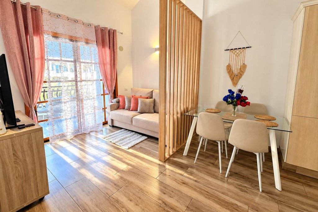 Apartamento con encanto de 1 dormitorio, buhardilla y terraza en Los Cristianos - foto 2