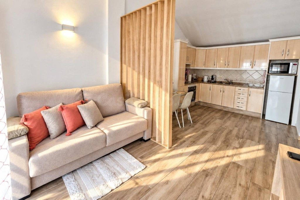 Apartamento con encanto de 1 dormitorio, buhardilla y terraza en Los Cristianos - foto 4