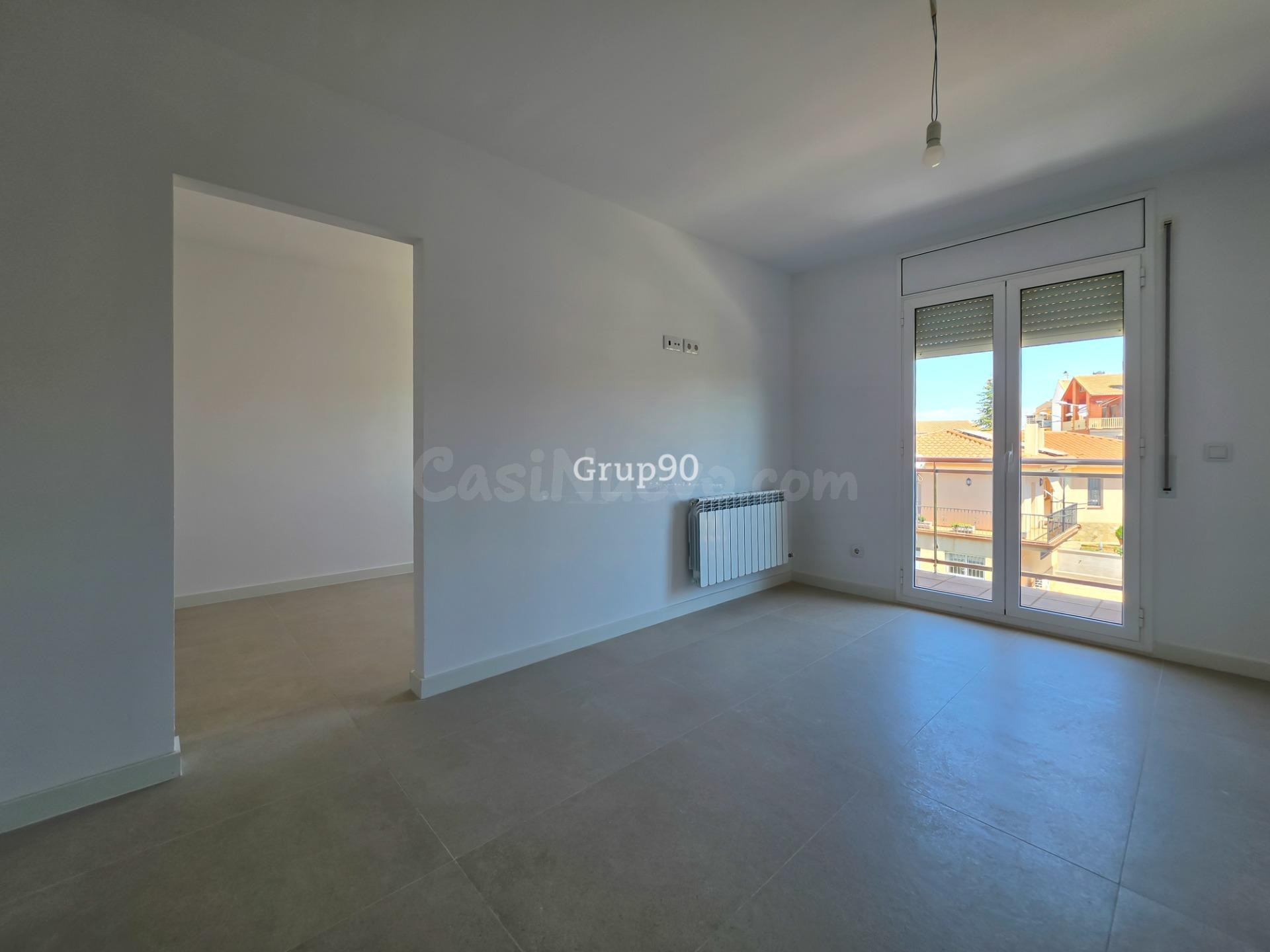 ¡A ESTRENAR! ESPECTACULAR CASA ADOSADA CON GRAN JARDÍN A 20  - foto 4