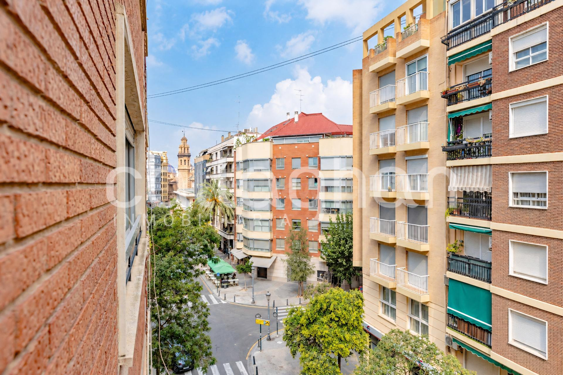 PISO CON GRAN POTENCIAL DE REFORMA EN RUZAFA – 4 habitaciones Y 2 BALCONES
