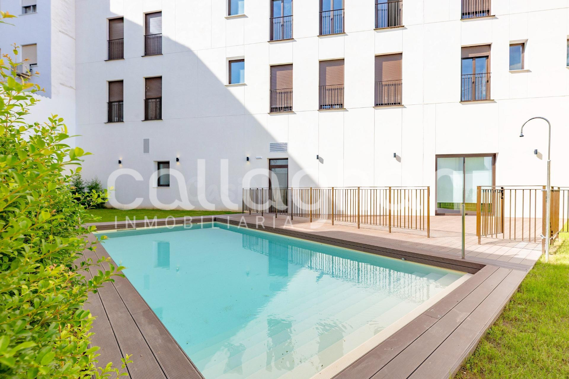 OBRA NUEVA A ESTRENAR, COMPLETAMENTE AMUEBLADA Y EQUIPADA, CON UNA ESPECTACULAR TERRAZA PRIVADA DE 100 M2 EN PLENO CENTRO DE VALENCIA.
