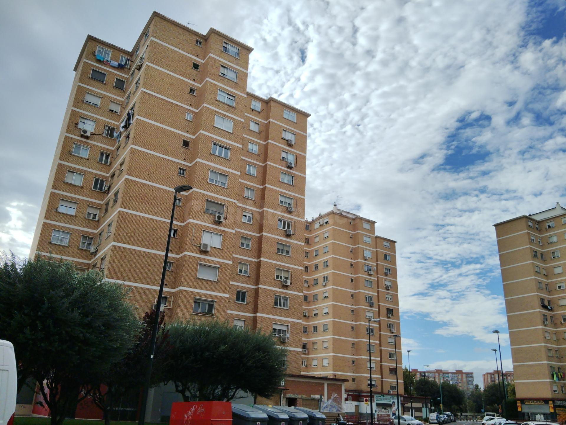 Piso de 62m2 útiles con PLAZA DE GARAJE!!! Distribuido en tres dormitorios, salón, cocina y baño