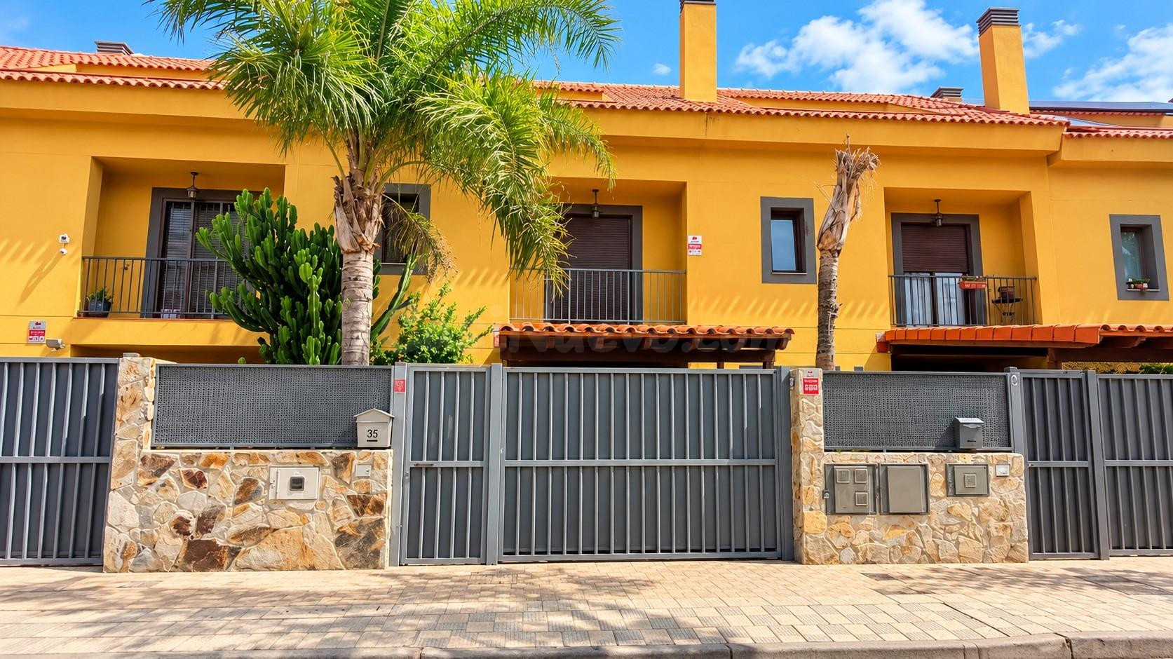 TINERCASA. ADOSADO EN ACORÁN CON VISTAS AL MAR, 4 DORMITORIOS, GRAN TERRAZA Y 2 PLAZAS DE GARAJE