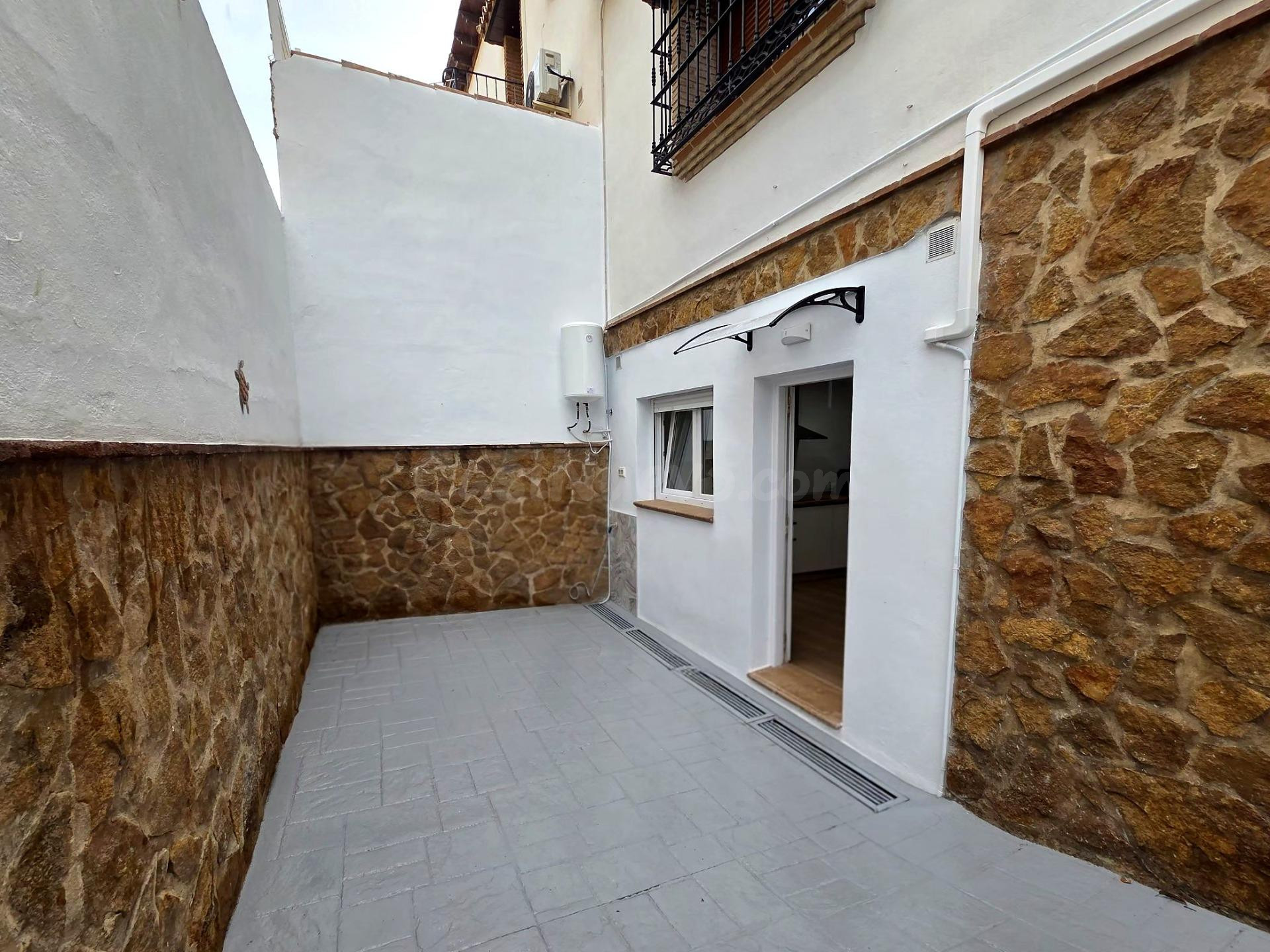 Piso a estrenar de 2 dormitorios con parking, luz y agua incluidas – 1.200 €/mes