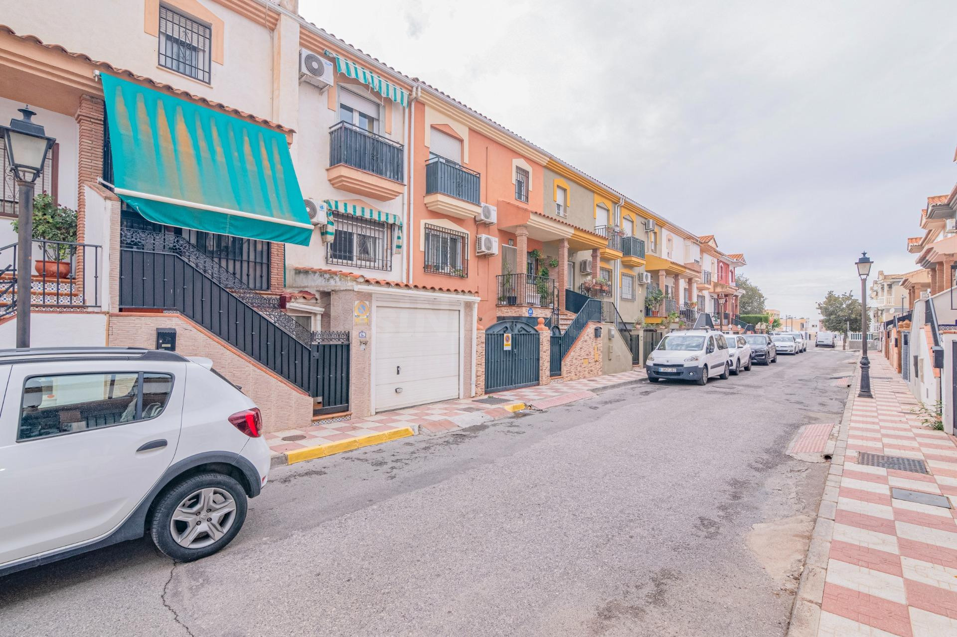 Fantástica casa adosada de 3 plantas con placas fotovoltaicas en Cúllar Vega !!