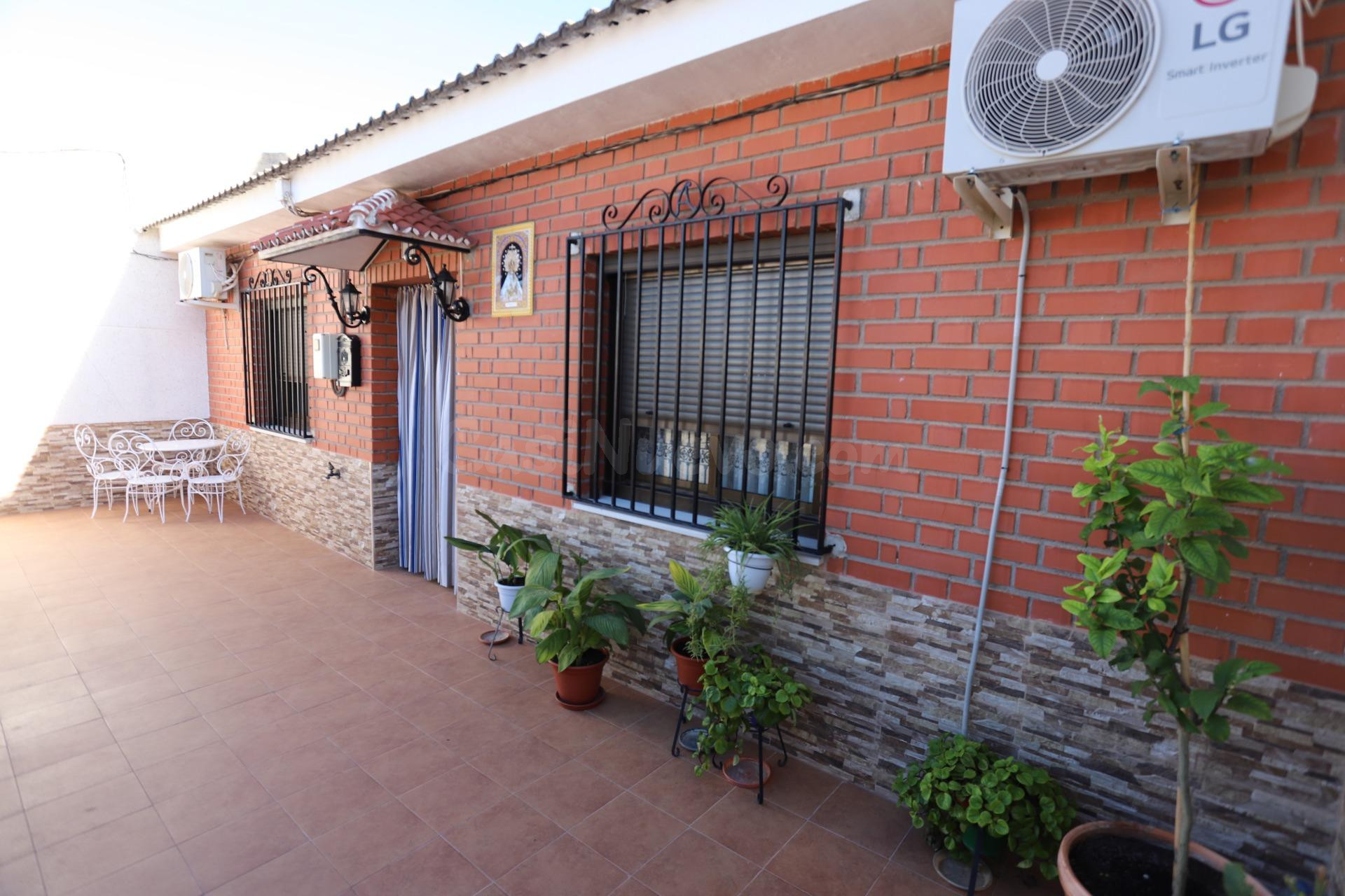 CASA EN PLANTA BAJA PARA ENTRAR A VIVIR CON 3 DORMITORIOS, COCINA AMPLIA, SALÓN, COMEDOR, 2 PATIOS Y LAVADERO