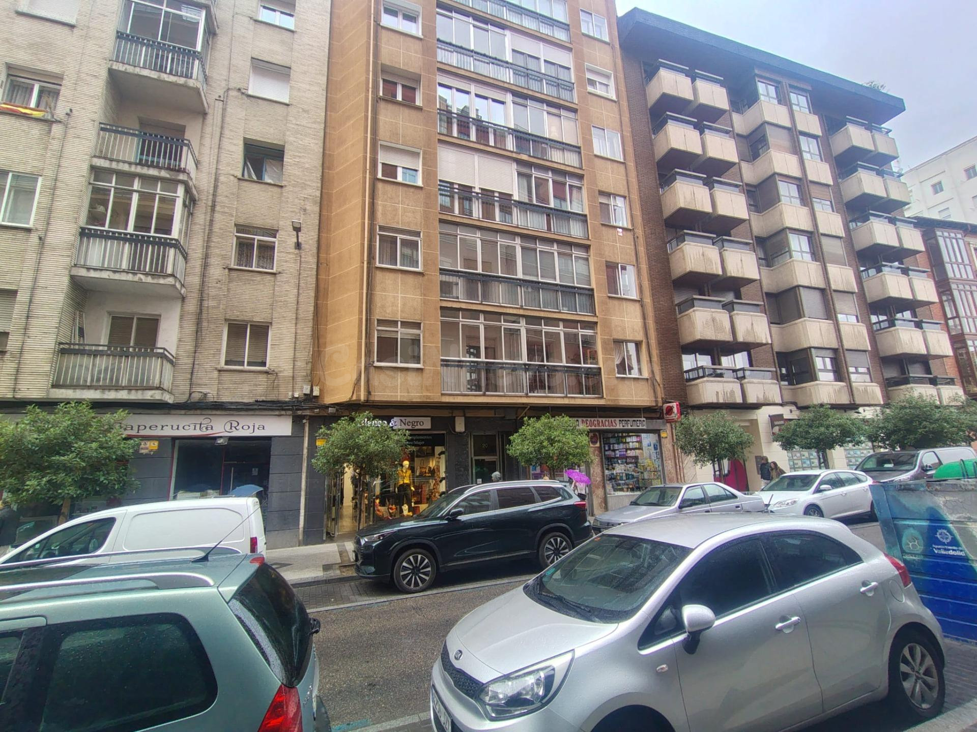 Piso en Venta en Calle Panaderos - Oportunidad de Inversión para Reformar