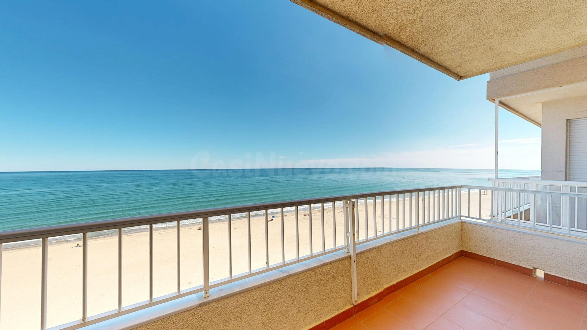 El Perelló, Valencia | primera línea de playa, tres dormitorios y balcón con vistas al mar.