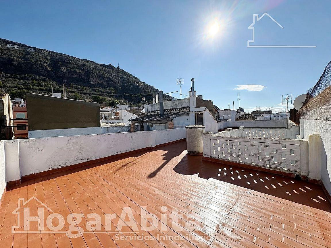 ¡Vistas a las montañas! Casa amplia y luminosa para reformar con patio y gran terraza