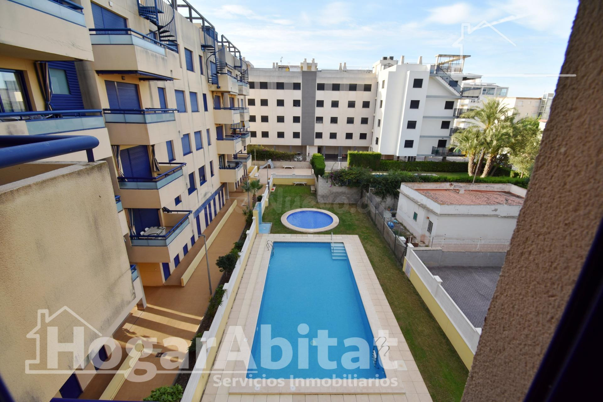 Playa a escasos 100 metros en este luminoso apartamento con terraza y piscina