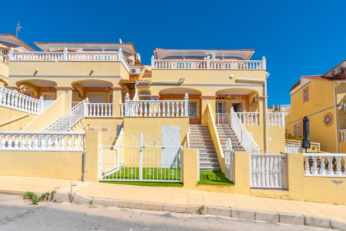 Encantadora vivienda reformada con terrazas, patio privado y piscina comunitaria