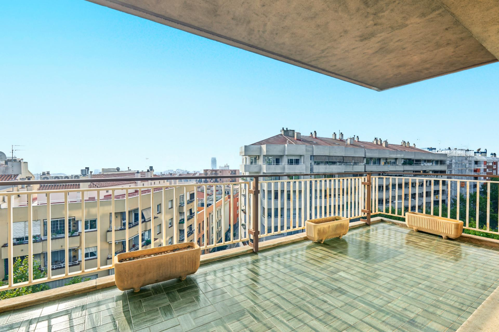 EXCEPCIONAL PISO MUY ALTO CON TERRAZA Y VISTAS AL MAR