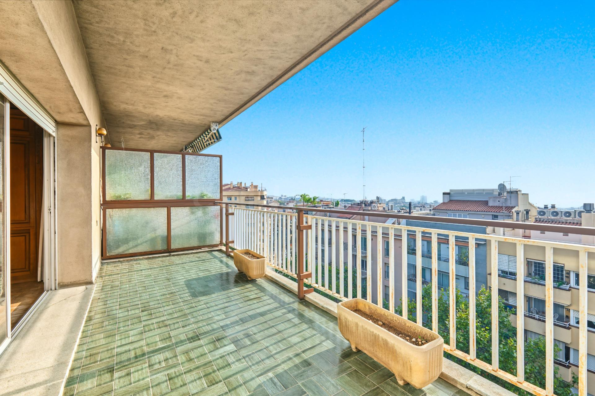 EXCEPCIONAL PISO MUY ALTO CON TERRAZA Y VISTAS AL MAR - foto 2