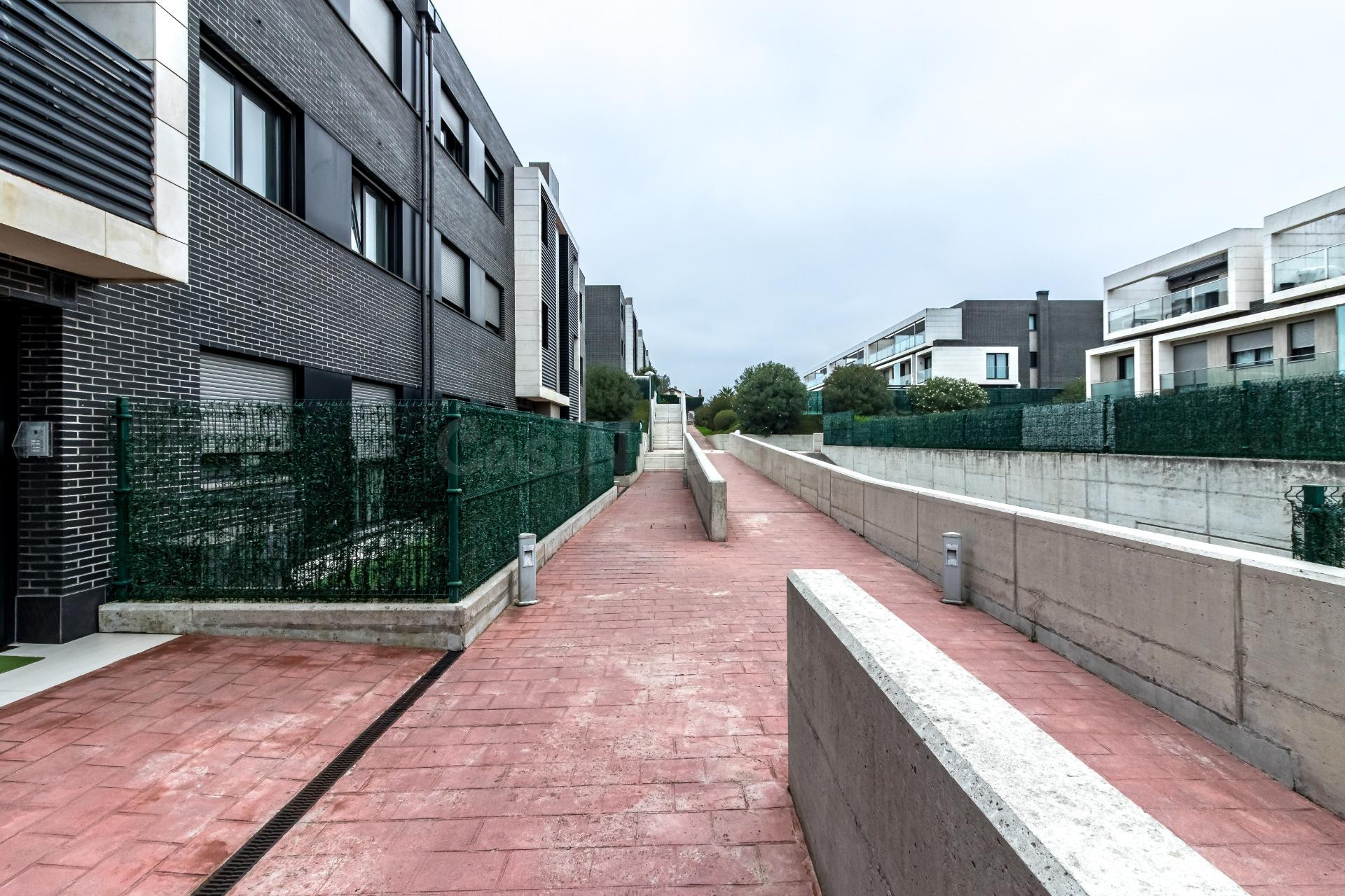 Bajo exterior con dos terrazas, garaje y trastero en urbanización con piscina y pista de tenis – San Román, Santander