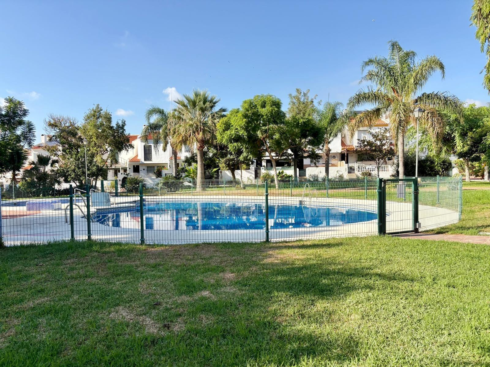 Casa adosada con dos patios privados y piscina comunitaria en Caleta de Vélez
