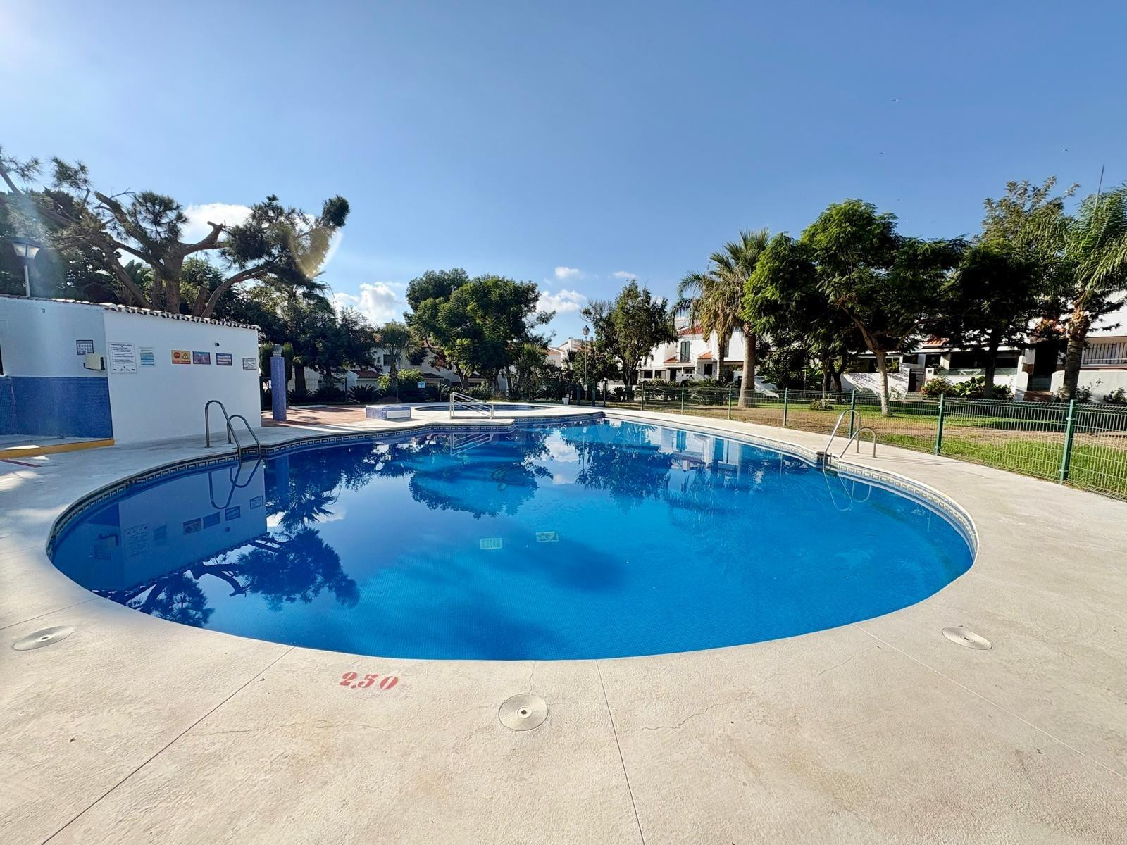 Casa adosada con dos patios privados y piscina comunitaria e - foto 2