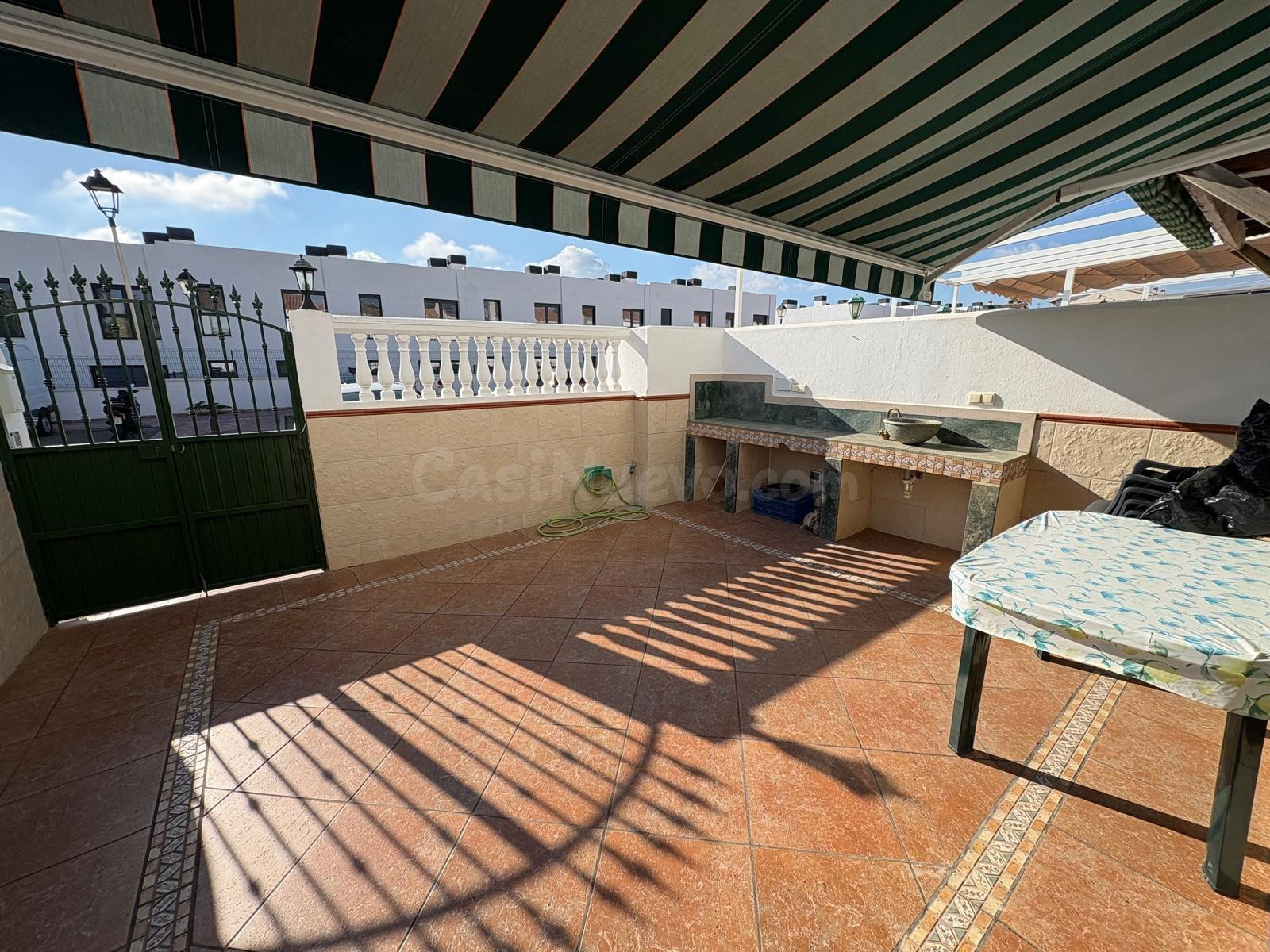 Casa adosada con dos patios privados y piscina comunitaria e - foto 3