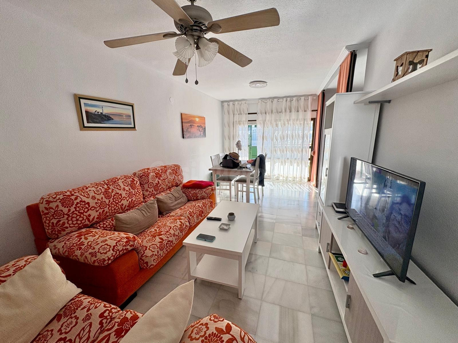 Casa adosada con dos patios privados y piscina comunitaria e - foto 4