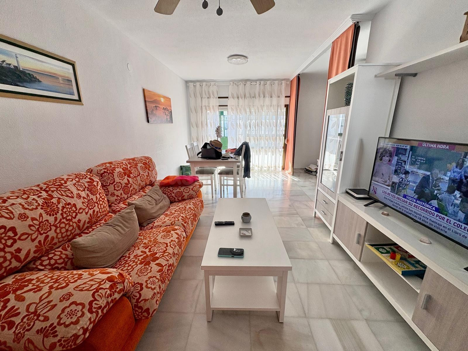Casa adosada con dos patios privados y piscina comunitaria e - foto 5
