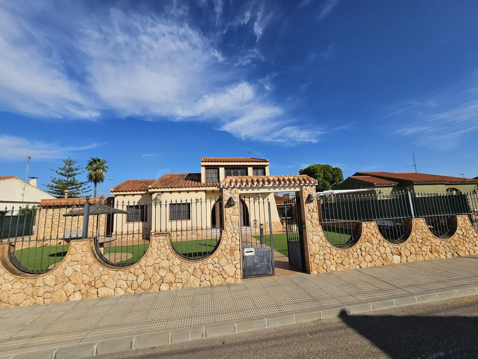 Villa independiente con piscina privada y amplios espacios en Pozo Estrecho, Cartagena