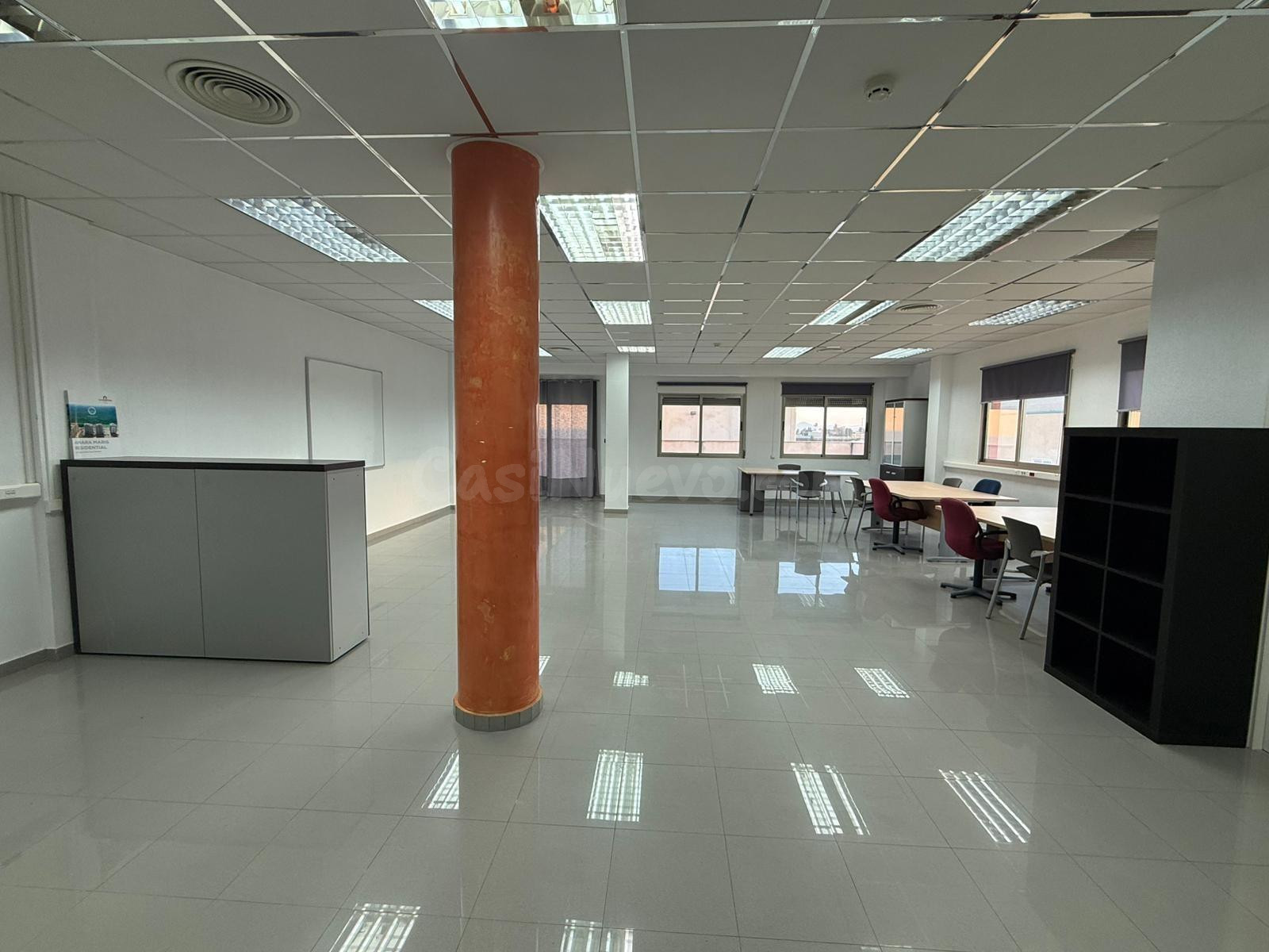 “Alquila Oficina Moderna de 115 m2 en Los Alcázares – Listo para Estrenar”