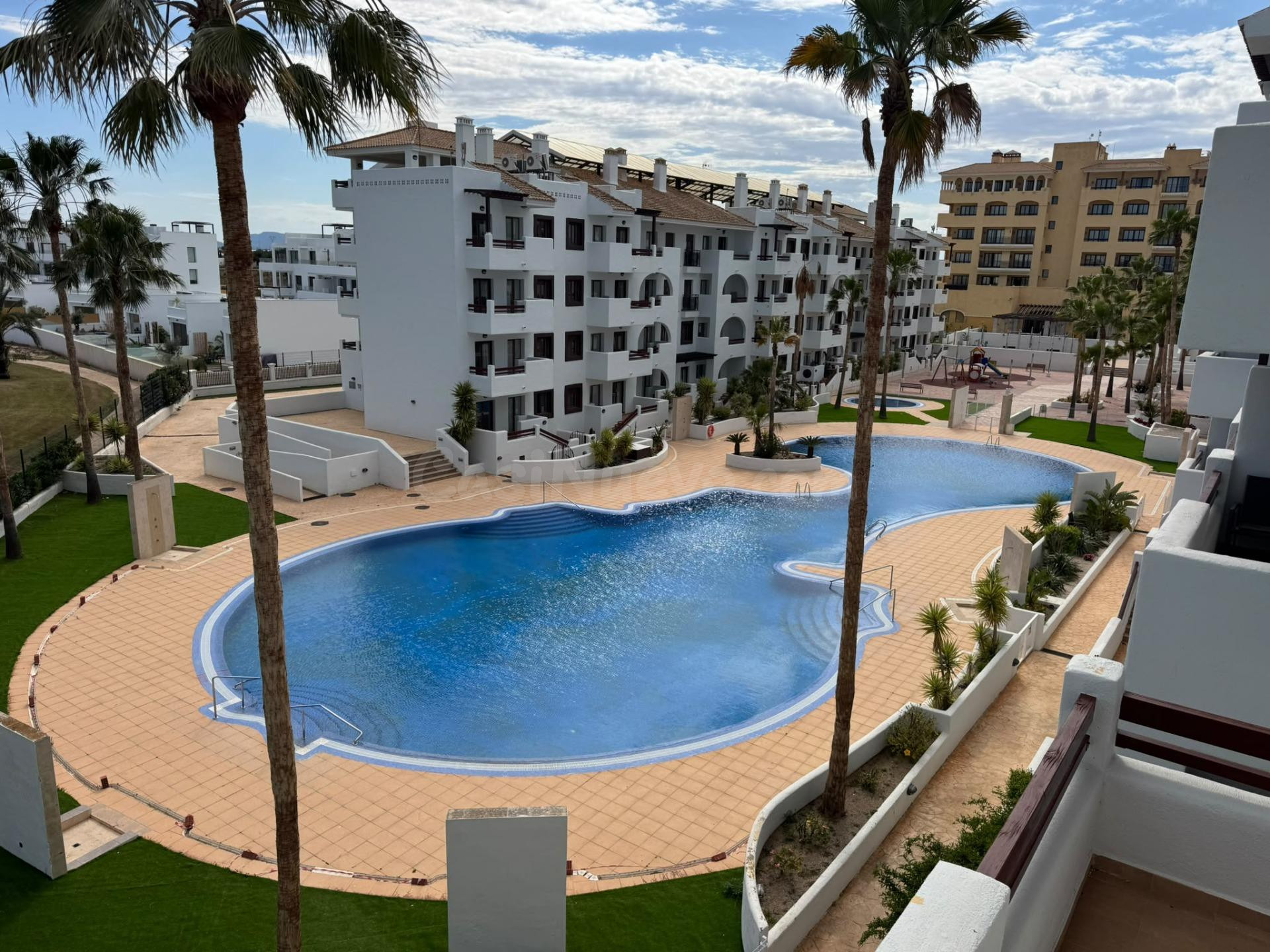 Apartamento   en Serena Golf: Terraza, Patio Privado y Ocio en un Entorno Exclusivo - foto 2