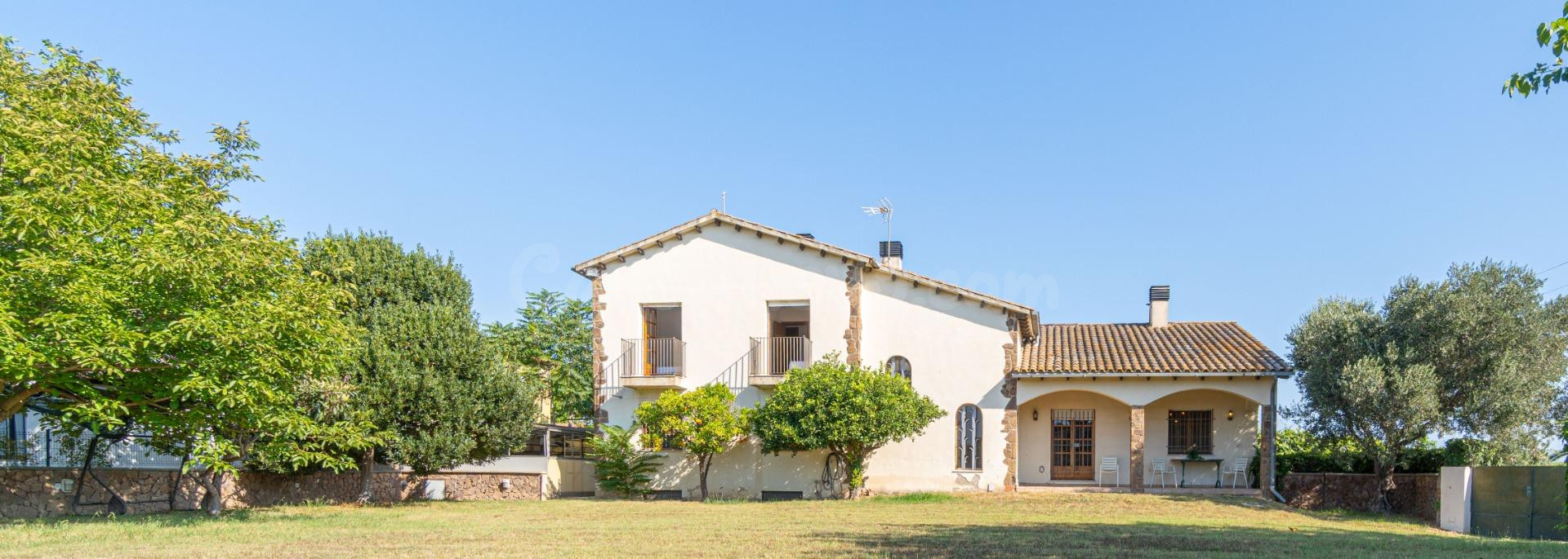 Casa rústica con gran jardín en Bon Relax, Sant Pere Pescado