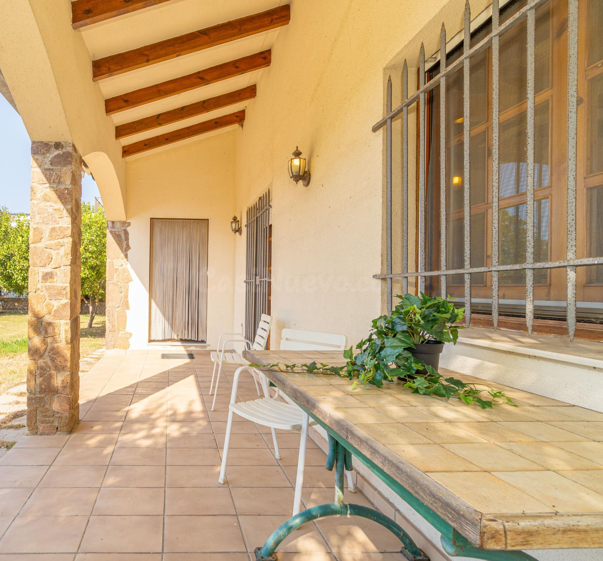 Casa rústica con gran jardín en Bon Relax, Sant Pere Pescado - foto 3