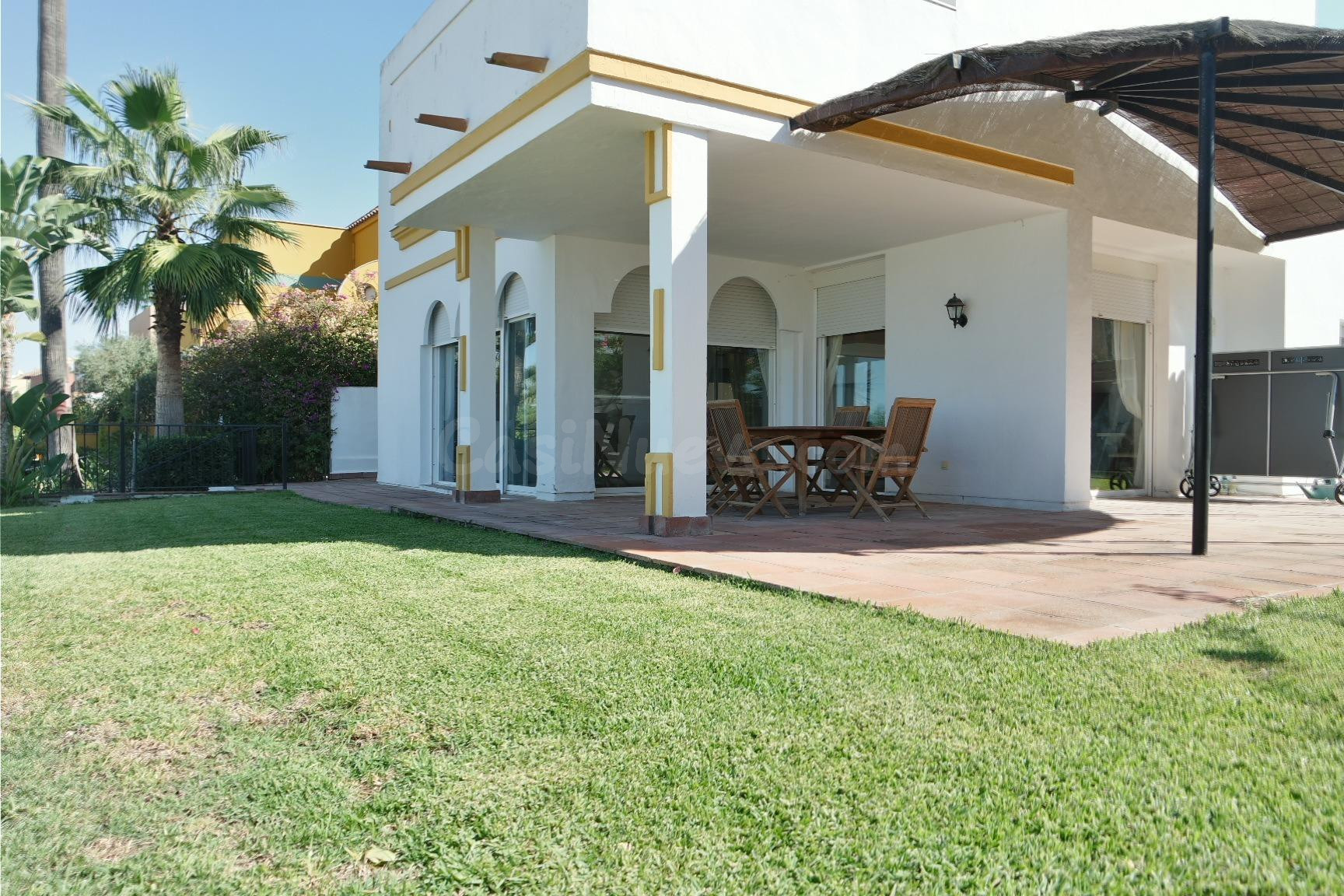 IMPRESIONANTE CHALET CON PISCINA Y EN ZONA CON CAMPO DE GOLF