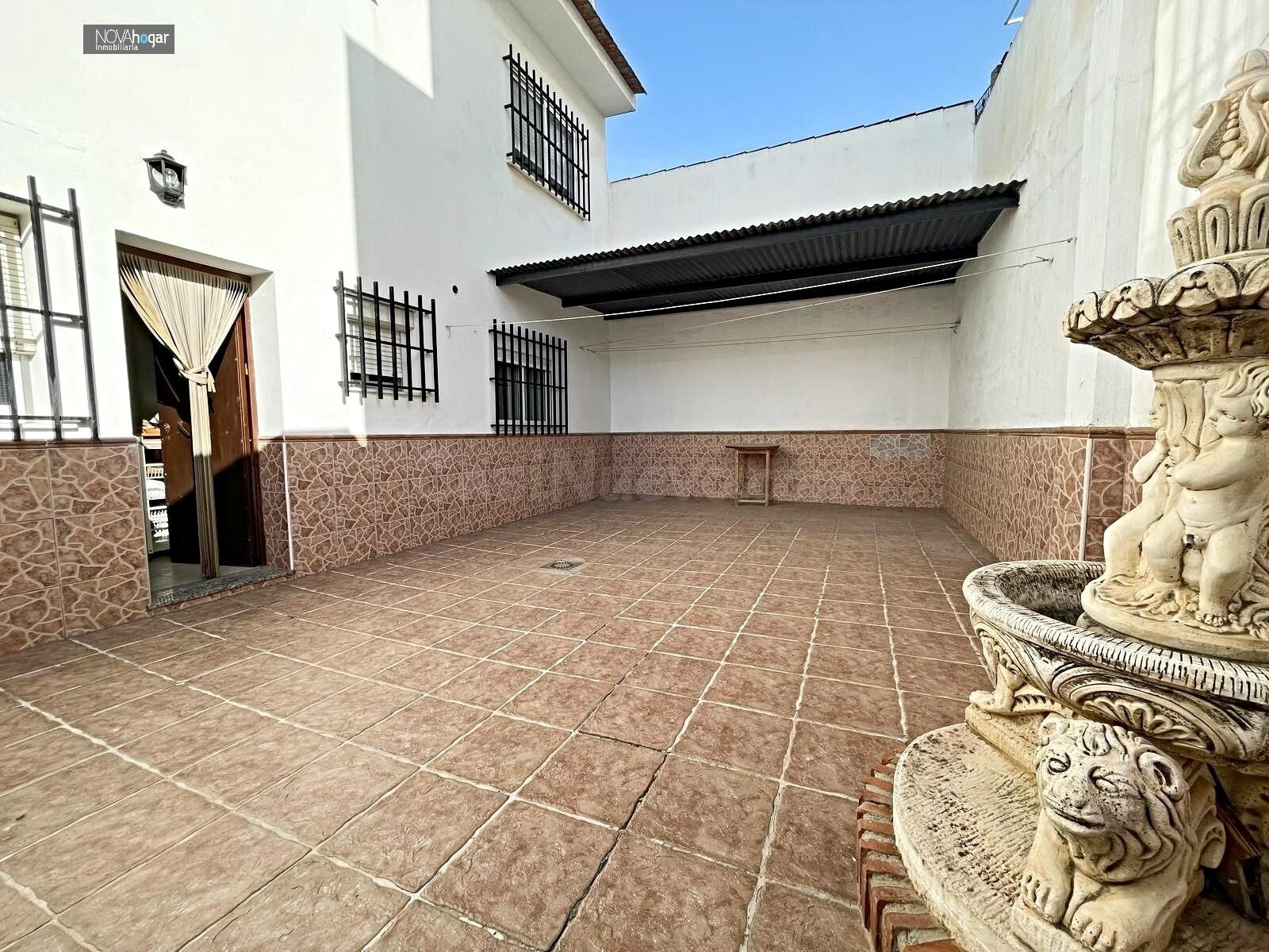 AMPLIA CASA MATA CON GRAN PATIO Y GARAJE