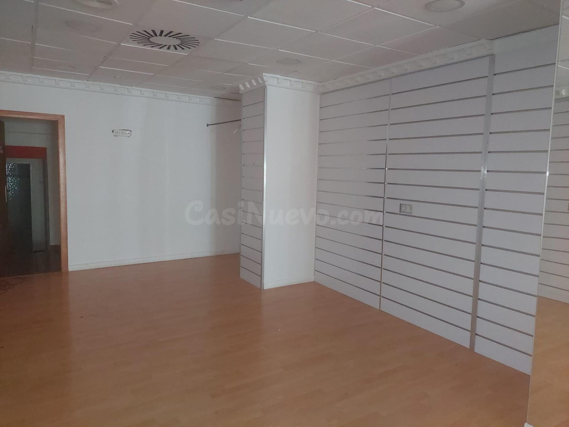 Se alquila local comercial en Avda. de Madrid