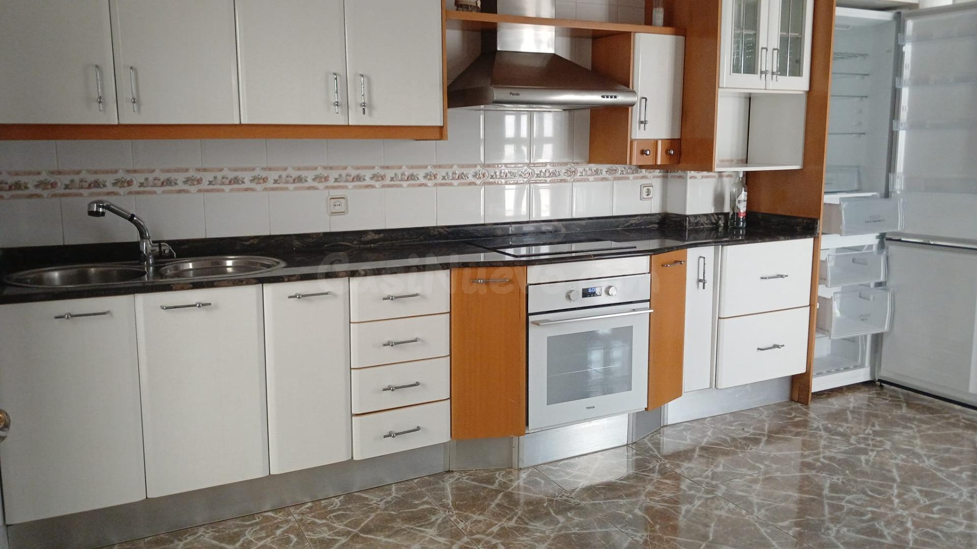 SE VENDE CASA CON BAJO COMERCIAL