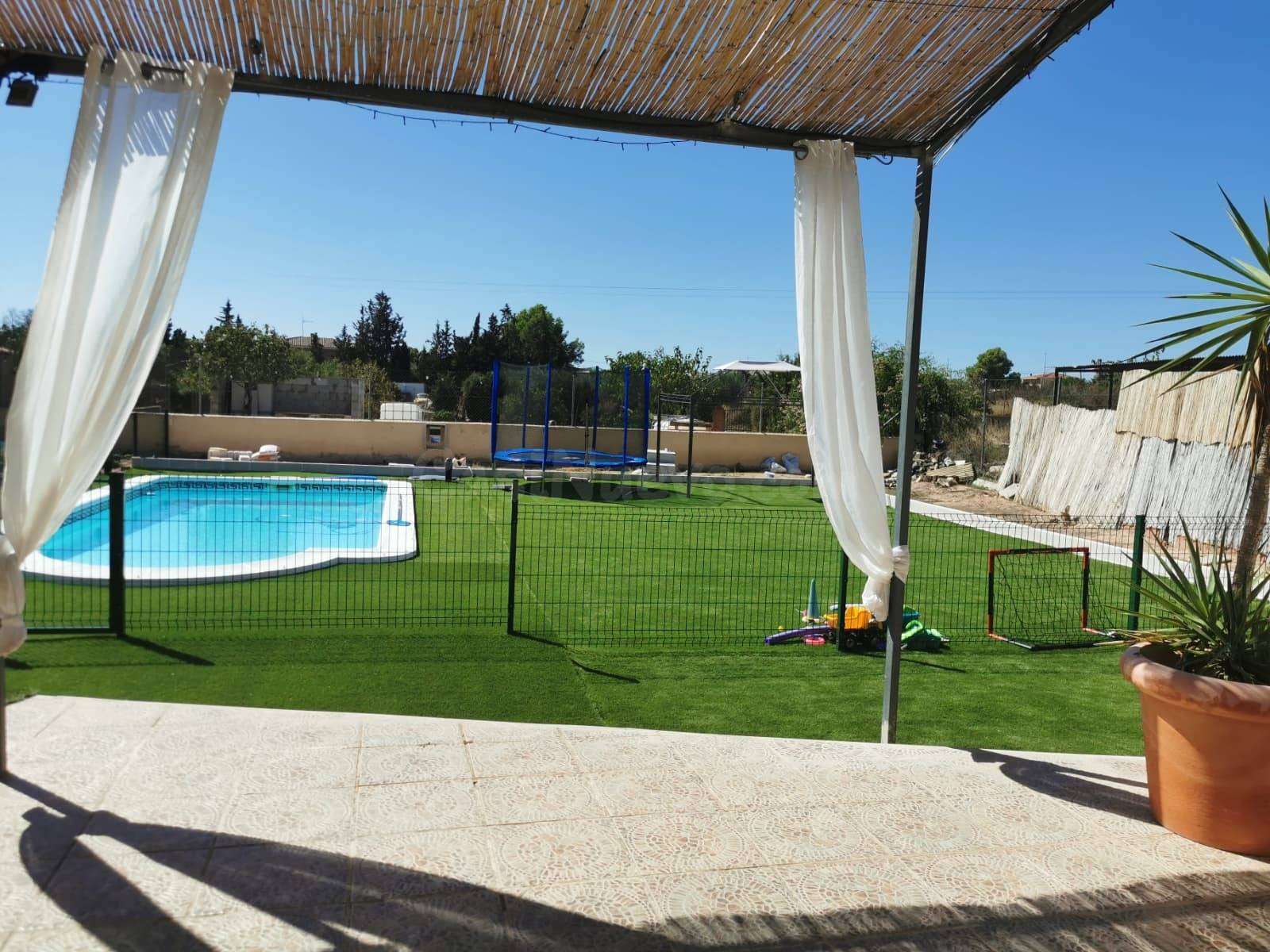CHALET URBANO EN SAN VICENTE DEL RASPEIG – 1.500 M2 DE PARCELA, PISCINA Y ZONA DE BARBACOA