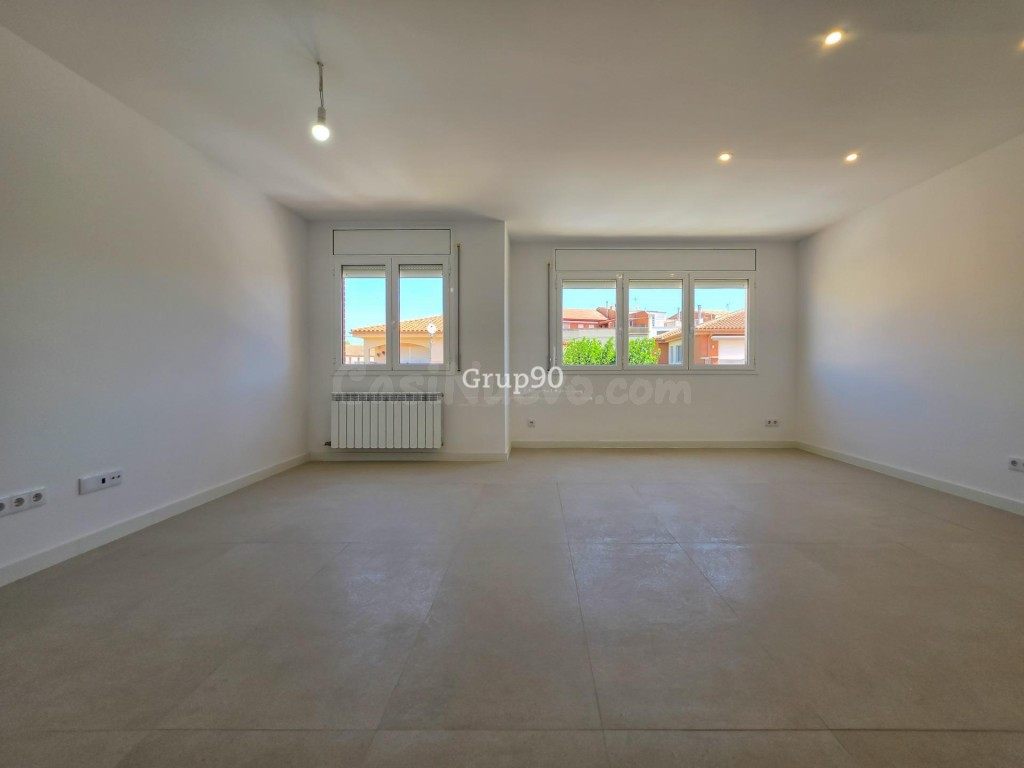 ¡A ESTRENAR! ESPECTACULAR CASA ADOSADA CON GRAN JARDÍN A 20  - foto 2