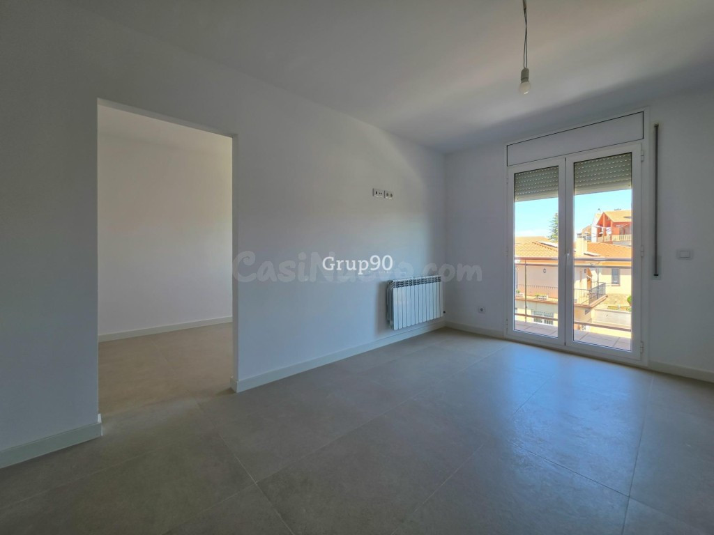 ¡A ESTRENAR! ESPECTACULAR CASA ADOSADA CON GRAN JARDÍN A 20  - foto 4