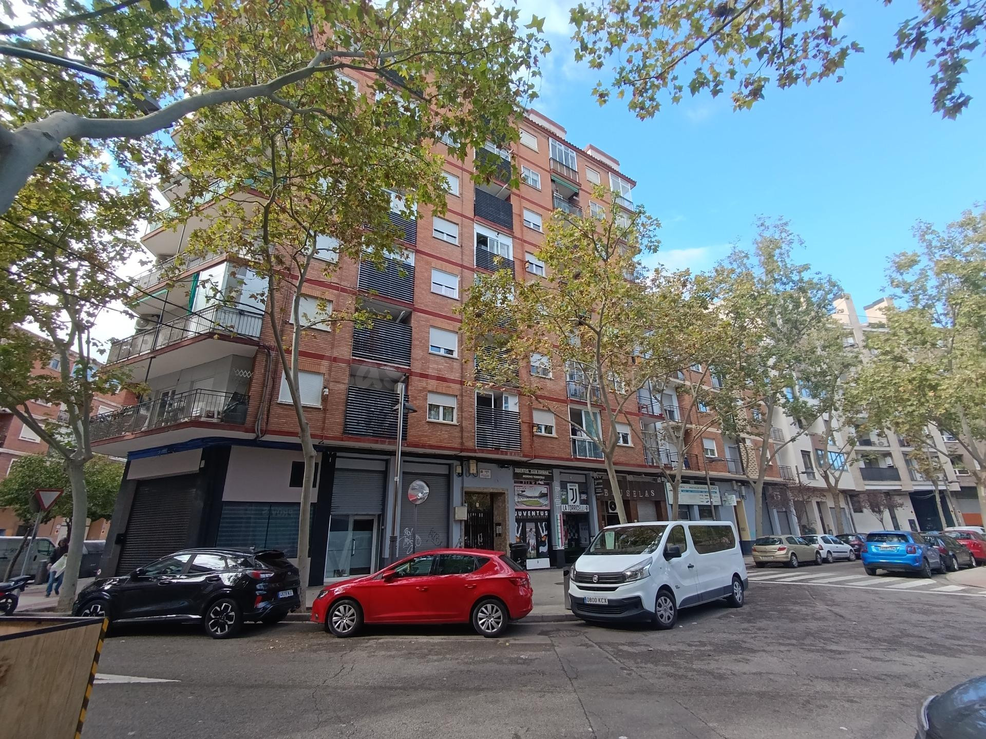 Piso de 65m2. Distribuido en tres dormitorios, salón con terraza, cocina con galería y baño
