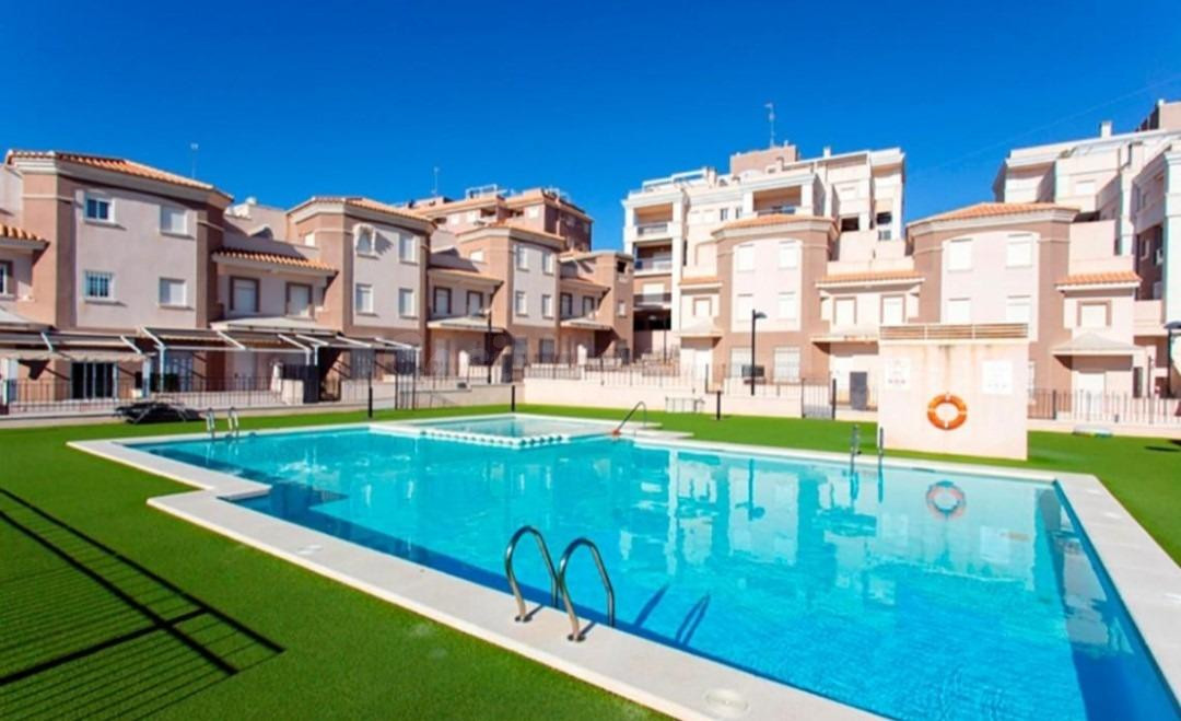 Amplio Adosado en Calas de Santiago Bernabeu , 3 dorm. 3 baños , Garaje , Piscina comun. etc.