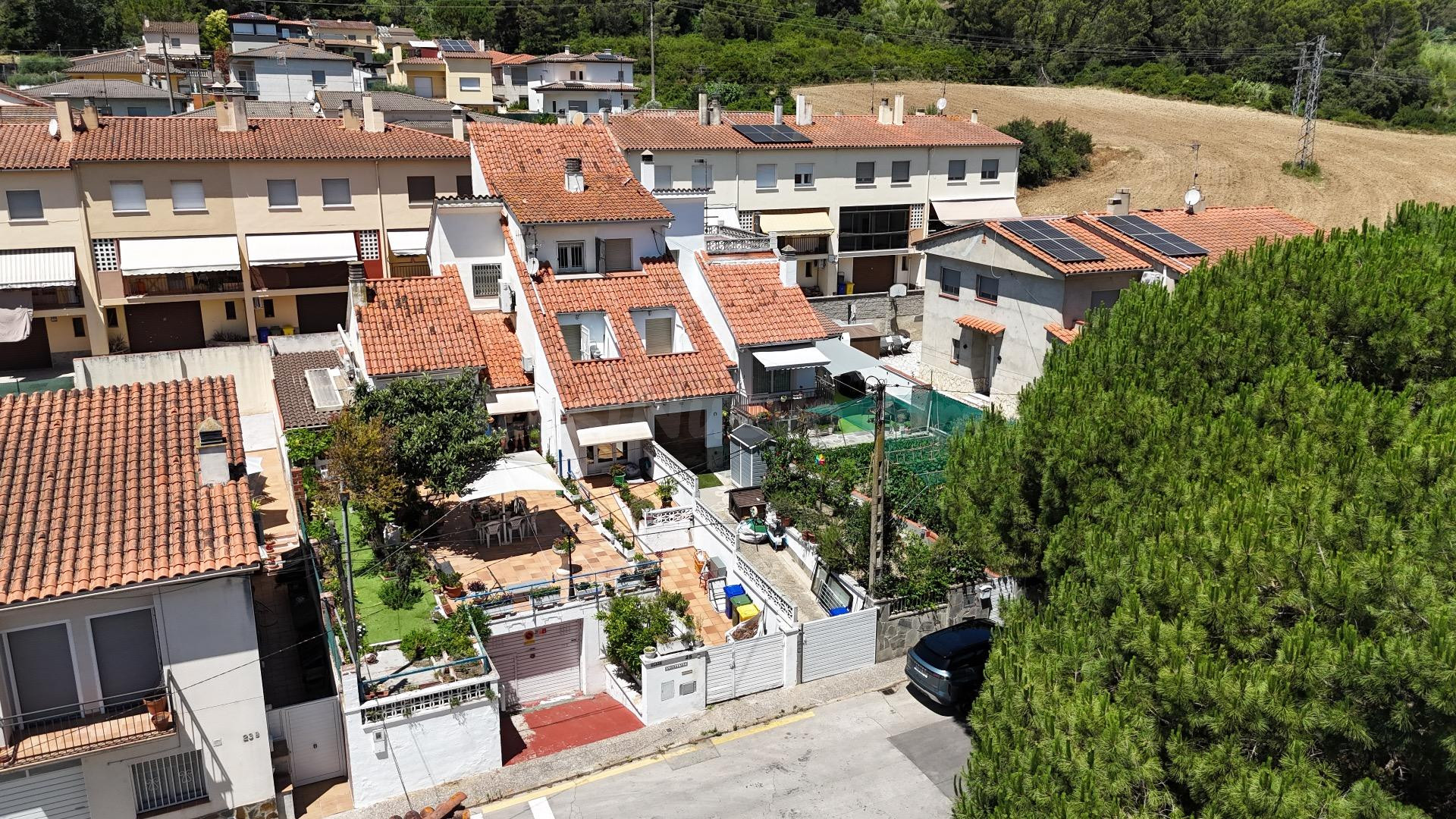 CASA DE 5 habitaciones CON GARAJE PARA 2 COCHES, TERRAZA Y AIRE ACONDICIONADO – LISTA PARA ENTRAR A VIVIR