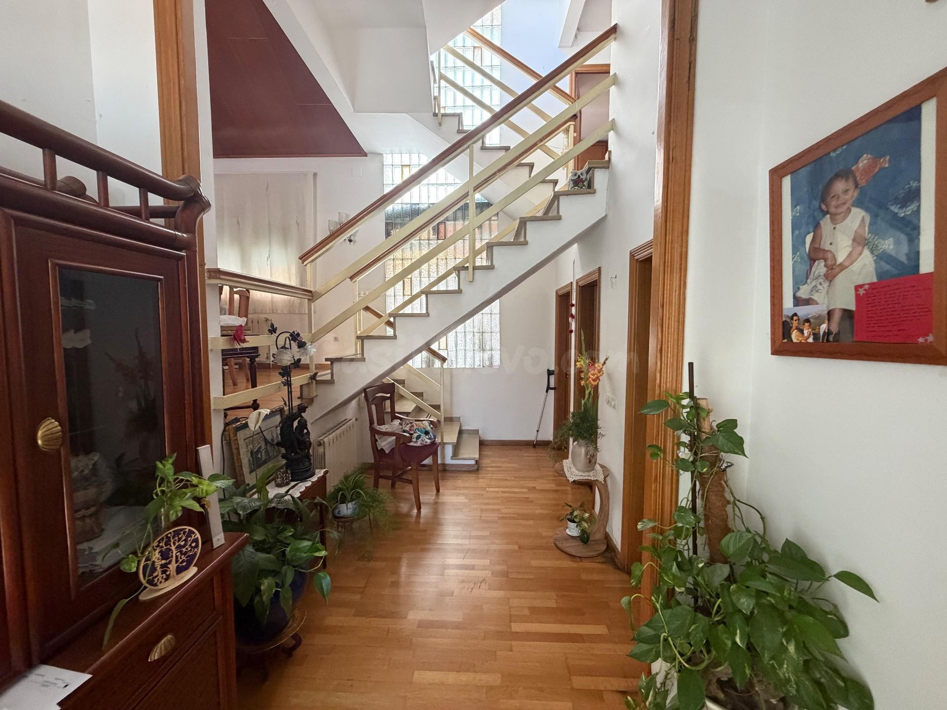 CASA DE 5 habitaciones CON GARAJE PARA 2 COCHES, TERRAZA Y AIRE ACONDICIONADO – LISTA PARA ENTRAR A VIVIR - foto 4